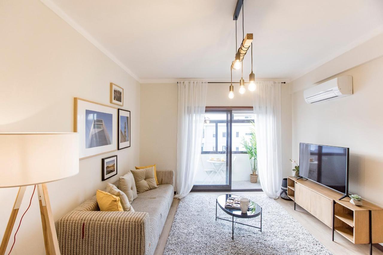 2Br Flat In Bonfim W/ Ac & Balcony By Lovelystay Porto Luaran gambar