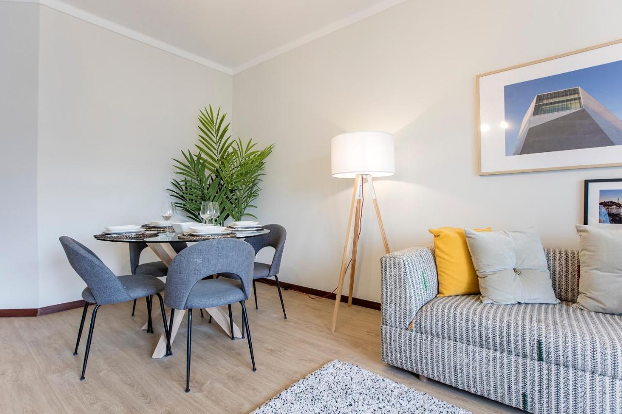 2Br Flat In Bonfim W/ Ac & Balcony By Lovelystay Porto Luaran gambar