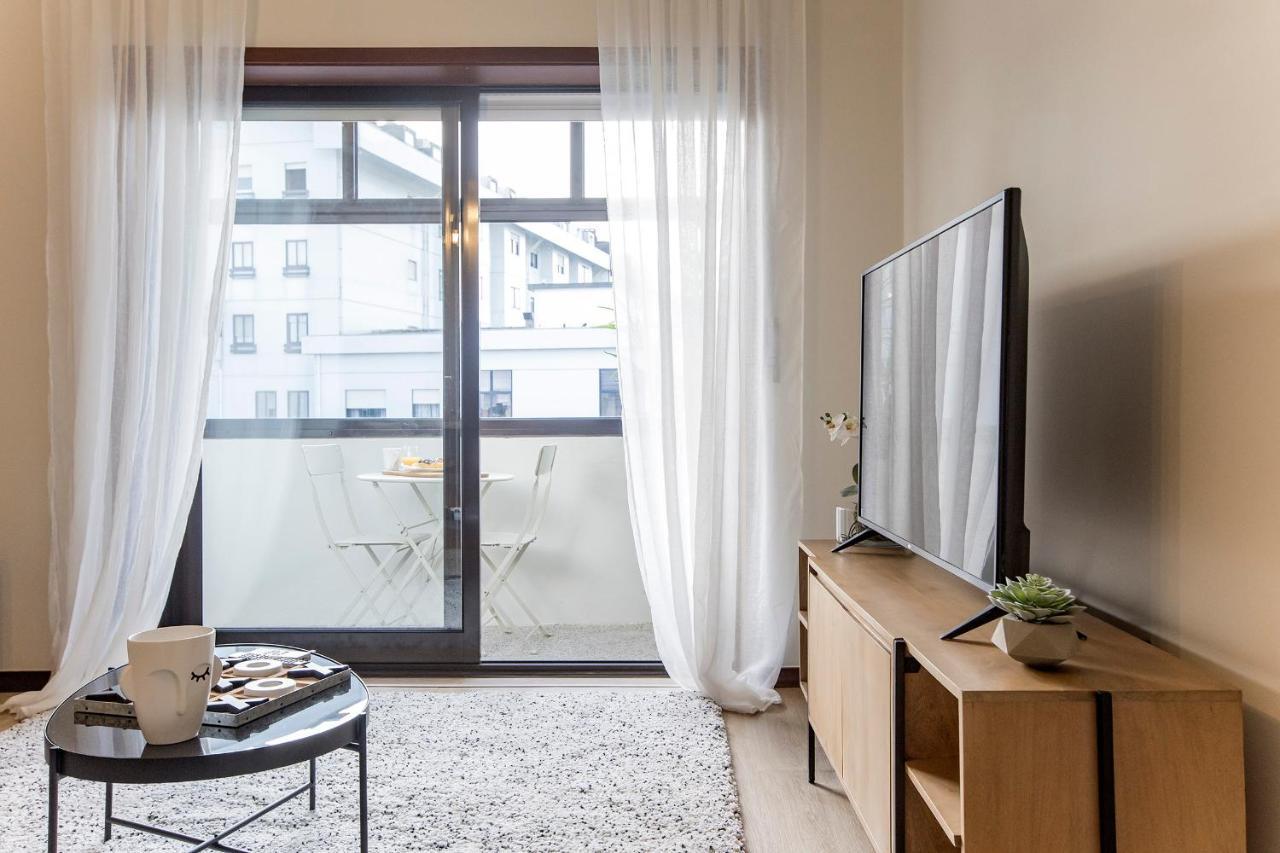 2Br Flat In Bonfim W/ Ac & Balcony By Lovelystay Porto Luaran gambar